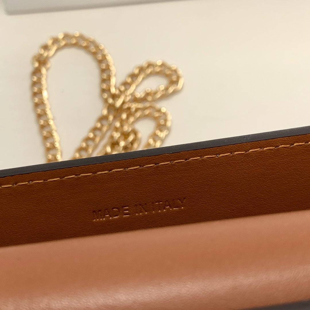 【セリーヌ】どんなコーデにもぴったり!視線を集める財布