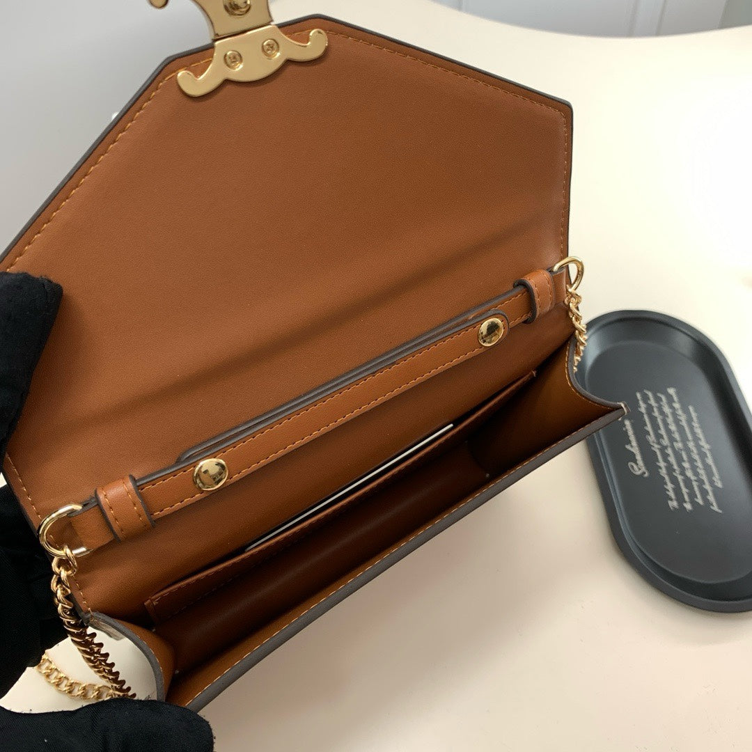 【セリーヌ】どんなコーデにもぴったり!視線を集める財布