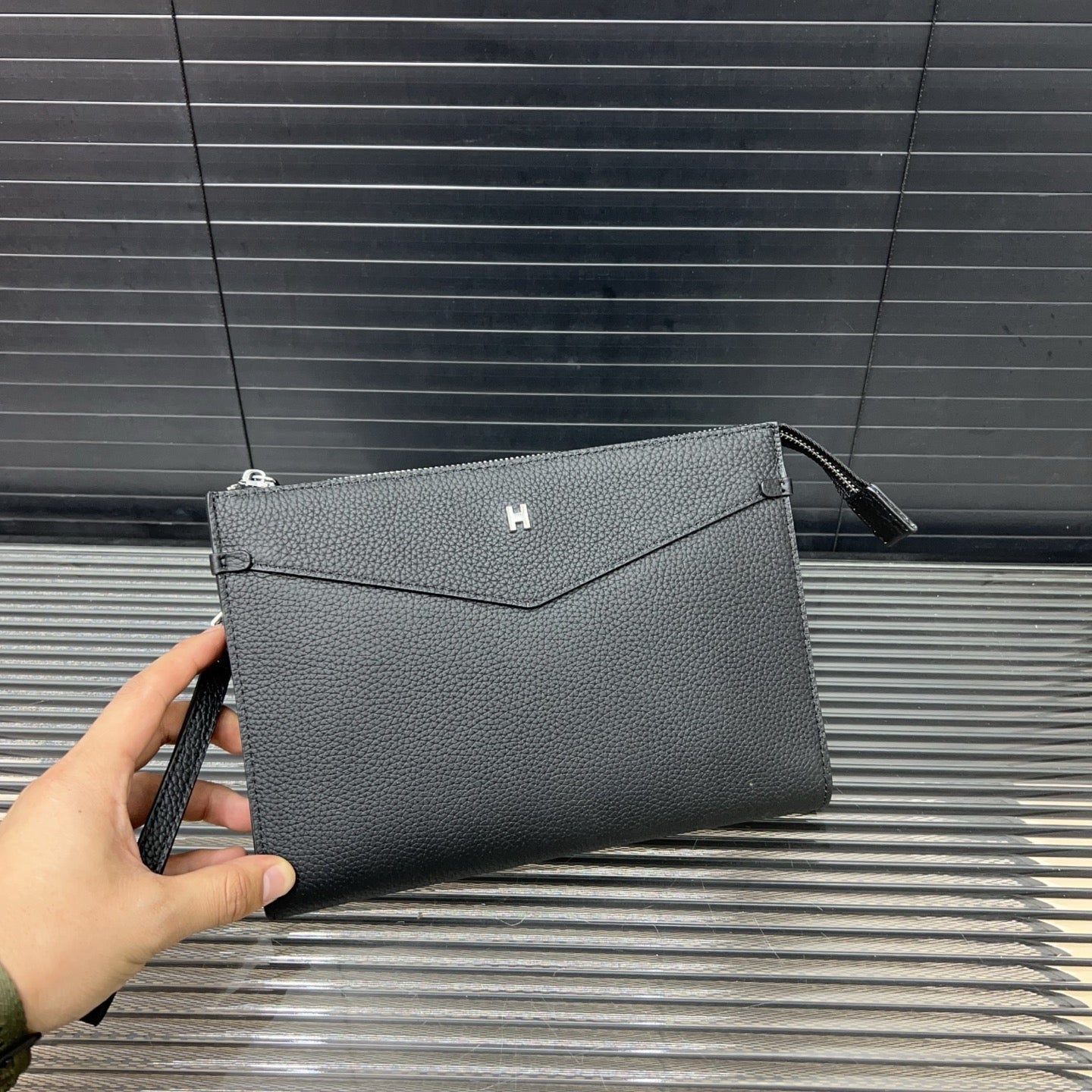 【エルメス】シンプルでエレガント ブラックレザークラッチ 大人の男性に最適