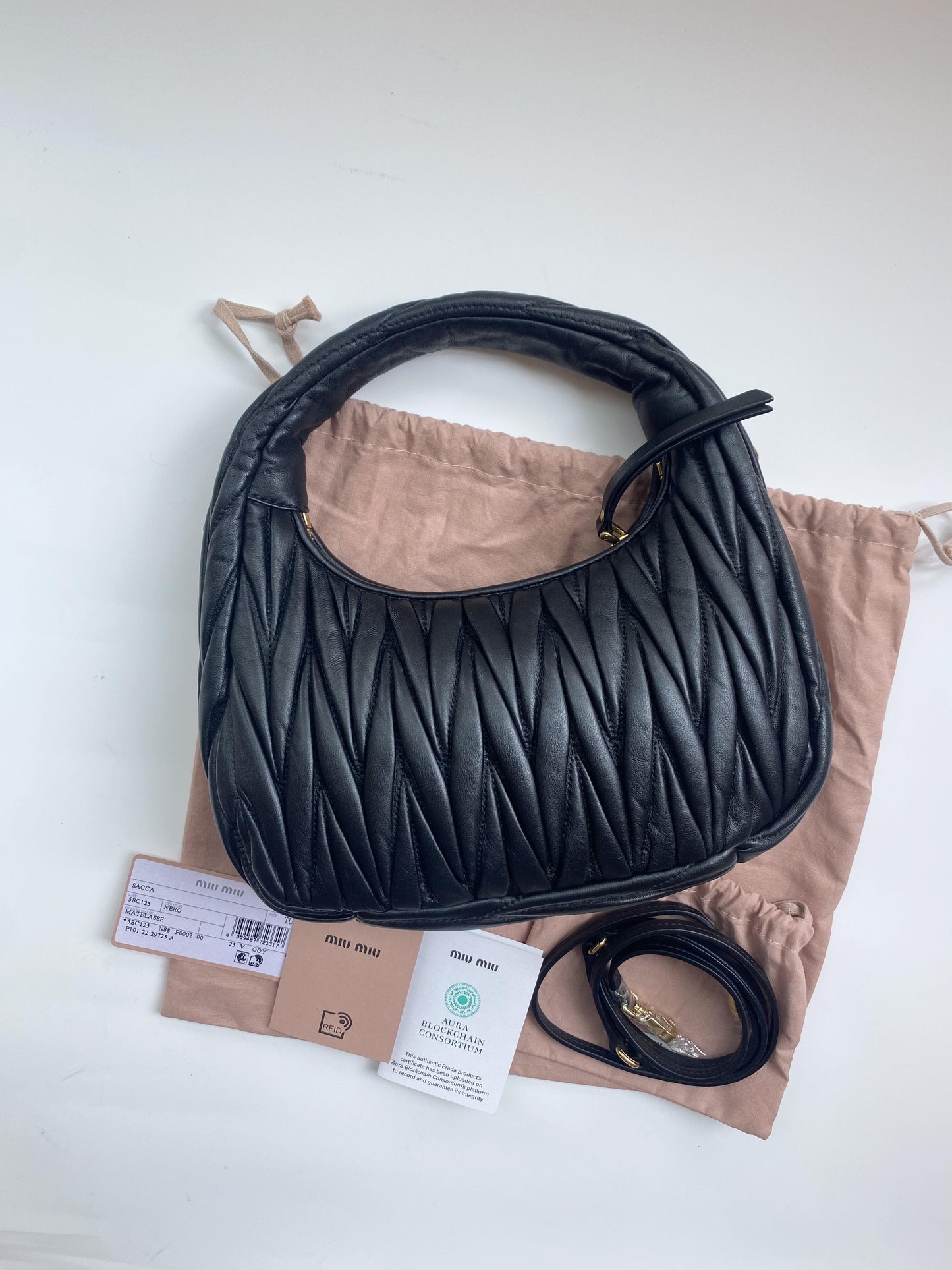 【ミュウミュウ】大人気☆ワンダー マテラッセ ホーボーバッグ5BC125