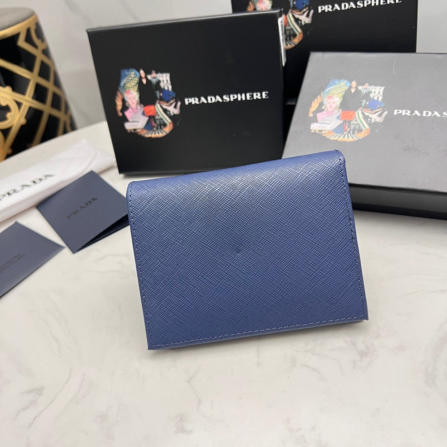 【プラダ】サフィアーノ素材使用 新作レディースミニ財布 在庫わずか