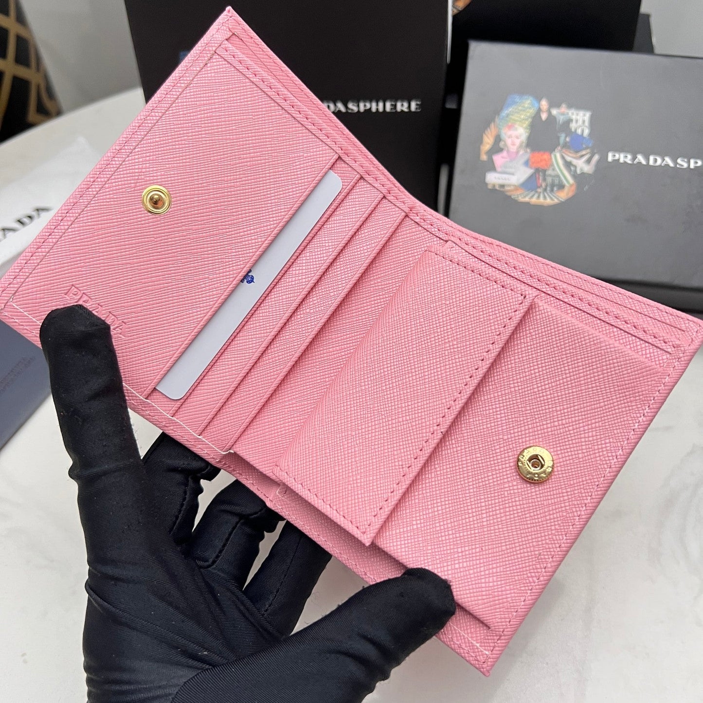 【プラダ】新作短財布 サフィアーノレザーの質感が魅力 5色