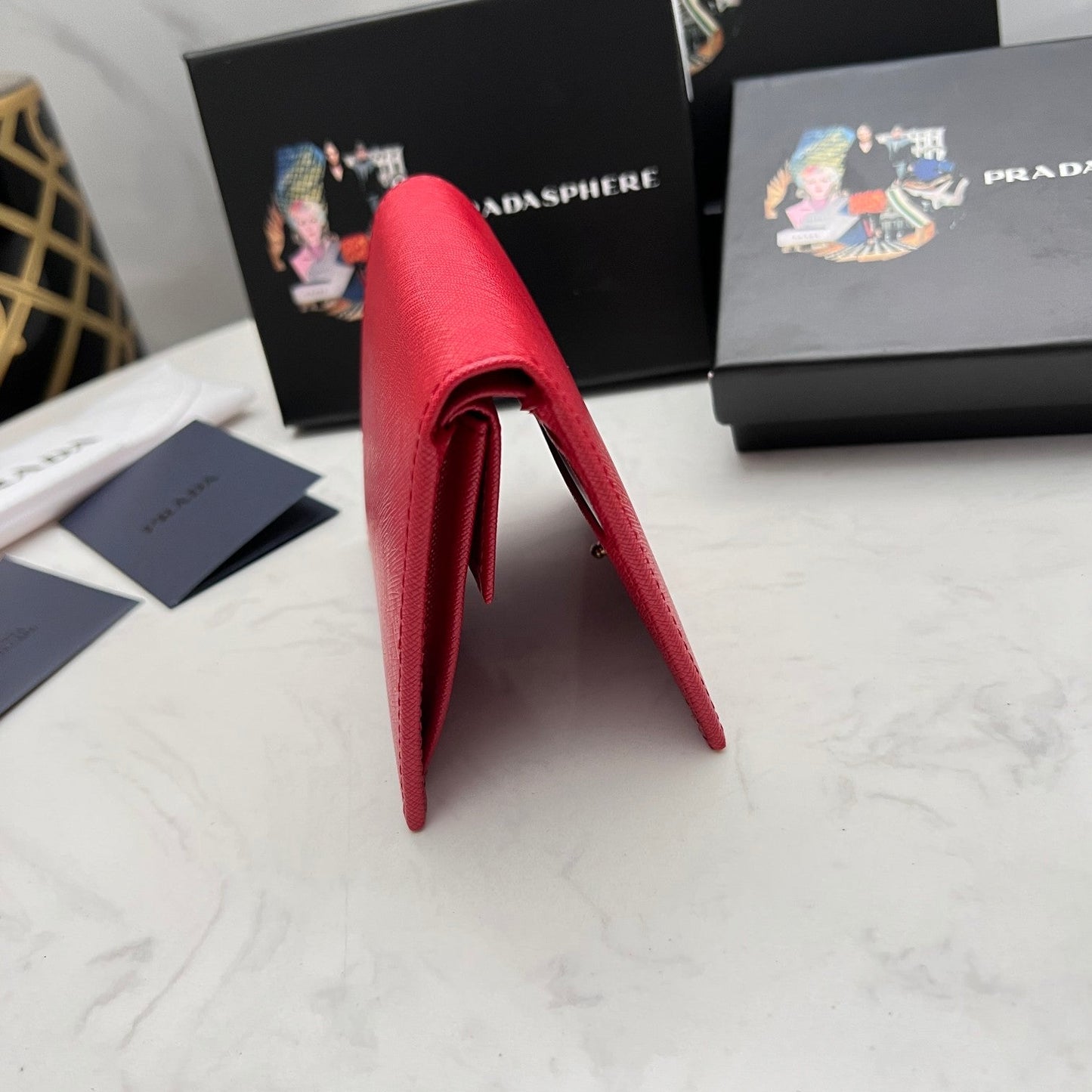 【プラダ】新作短財布 サフィアーノレザーの質感が魅力 5色