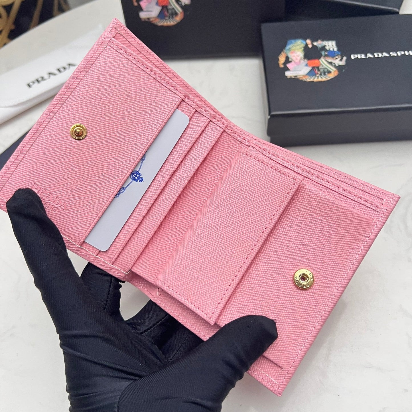 【プラダ】サフィアーノレザー使用 三角ロゴコインパース 春限定カラー展開中