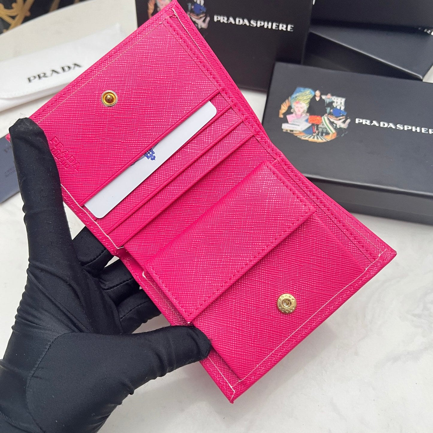 【プラダ】サフィアーノレザー使用 三角ロゴコインパース 春限定カラー展開中