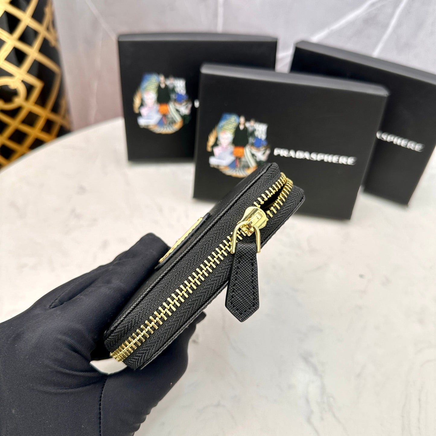 【プラダ】アイコニックな三角プレート付き 小さなジップ財布 春の新作