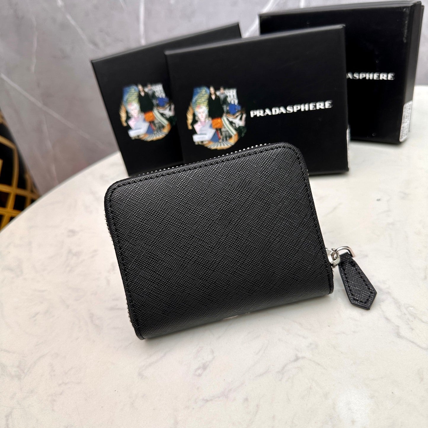 【プラダ】アイコニックな三角プレート付き 小さなジップ財布 春の新作