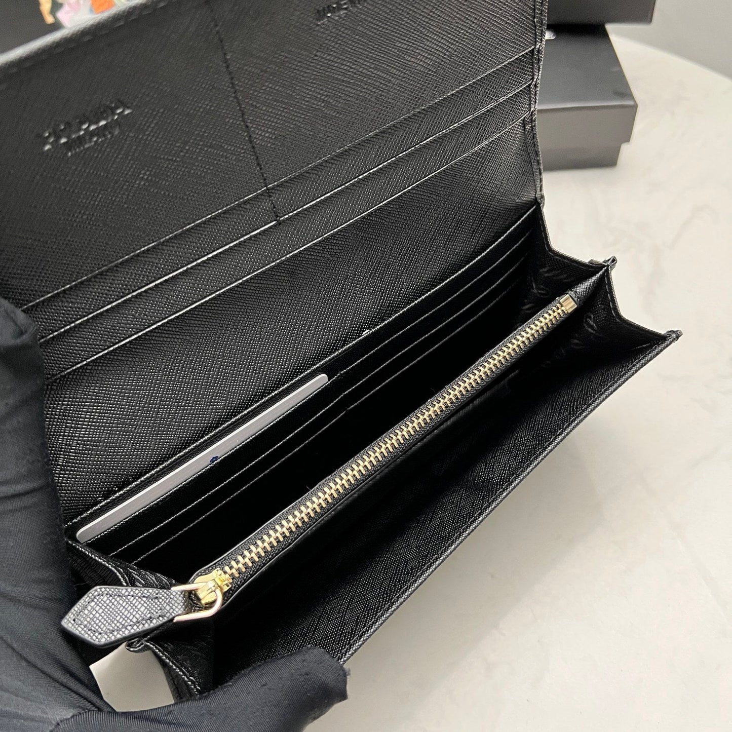 【プラダ】シンプル&モダン サフィアーノレザーの新定番 今だけ特価