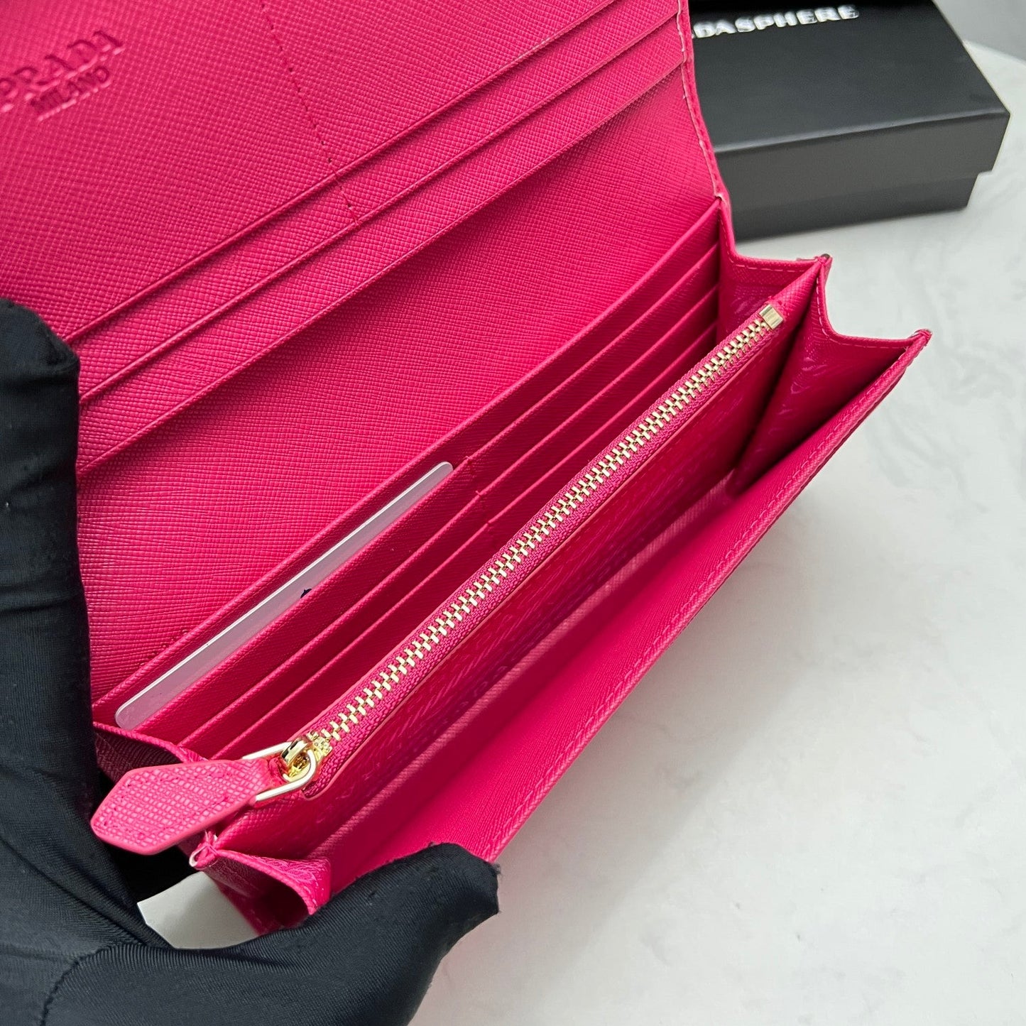 【プラダ】新作長財布 サフィアーノ素材で高級感満点