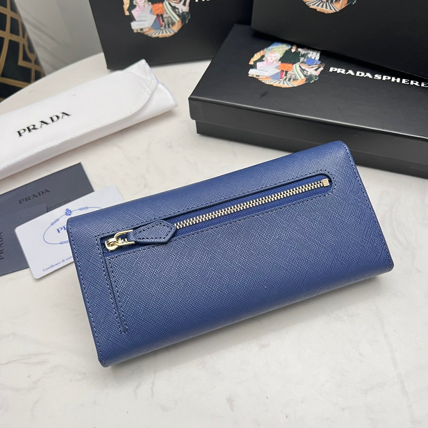 【プラダ】シンプル&モダン サフィアーノレザーの新定番 今だけ特価