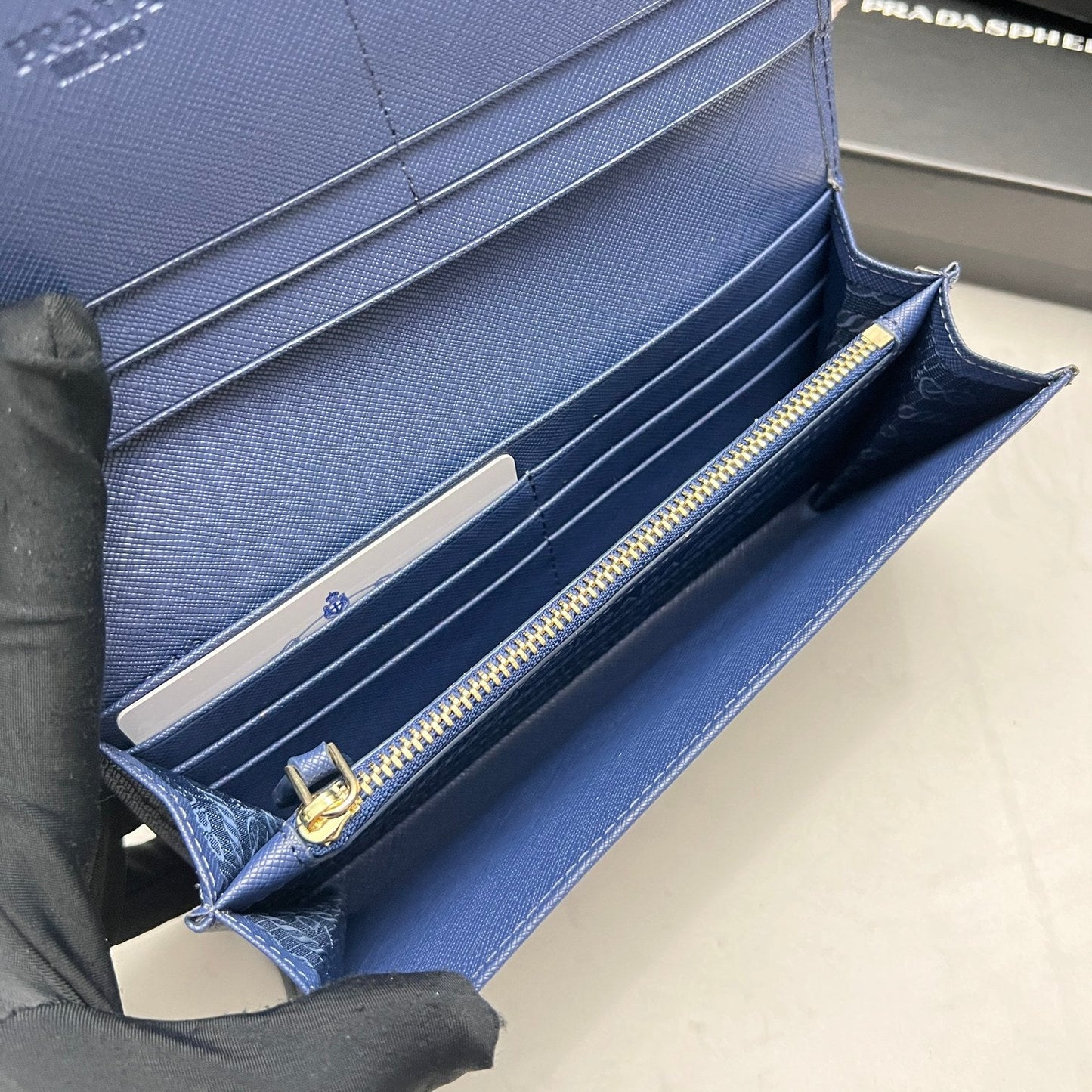 【プラダ】シンプル&モダン サフィアーノレザーの新定番 今だけ特価