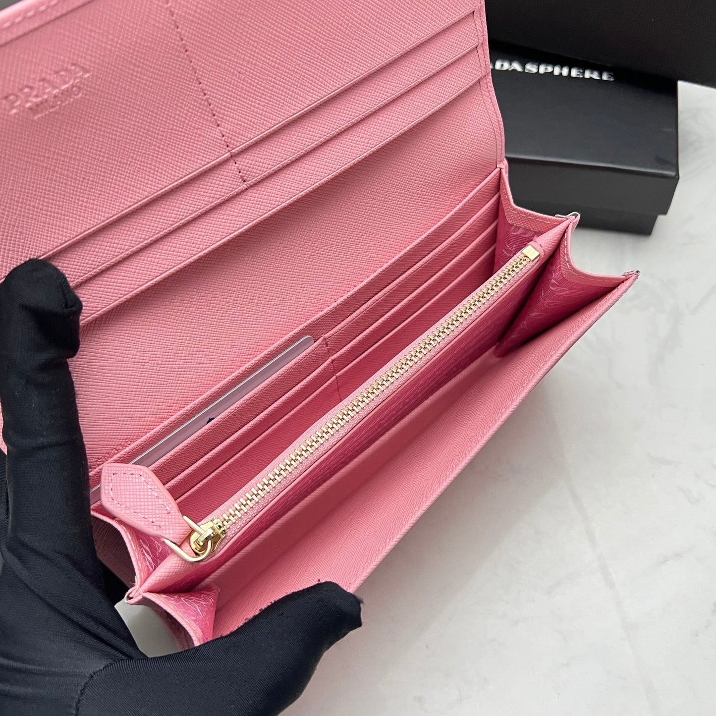 【プラダ】シンプル&モダン サフィアーノレザーの新定番 今だけ特価