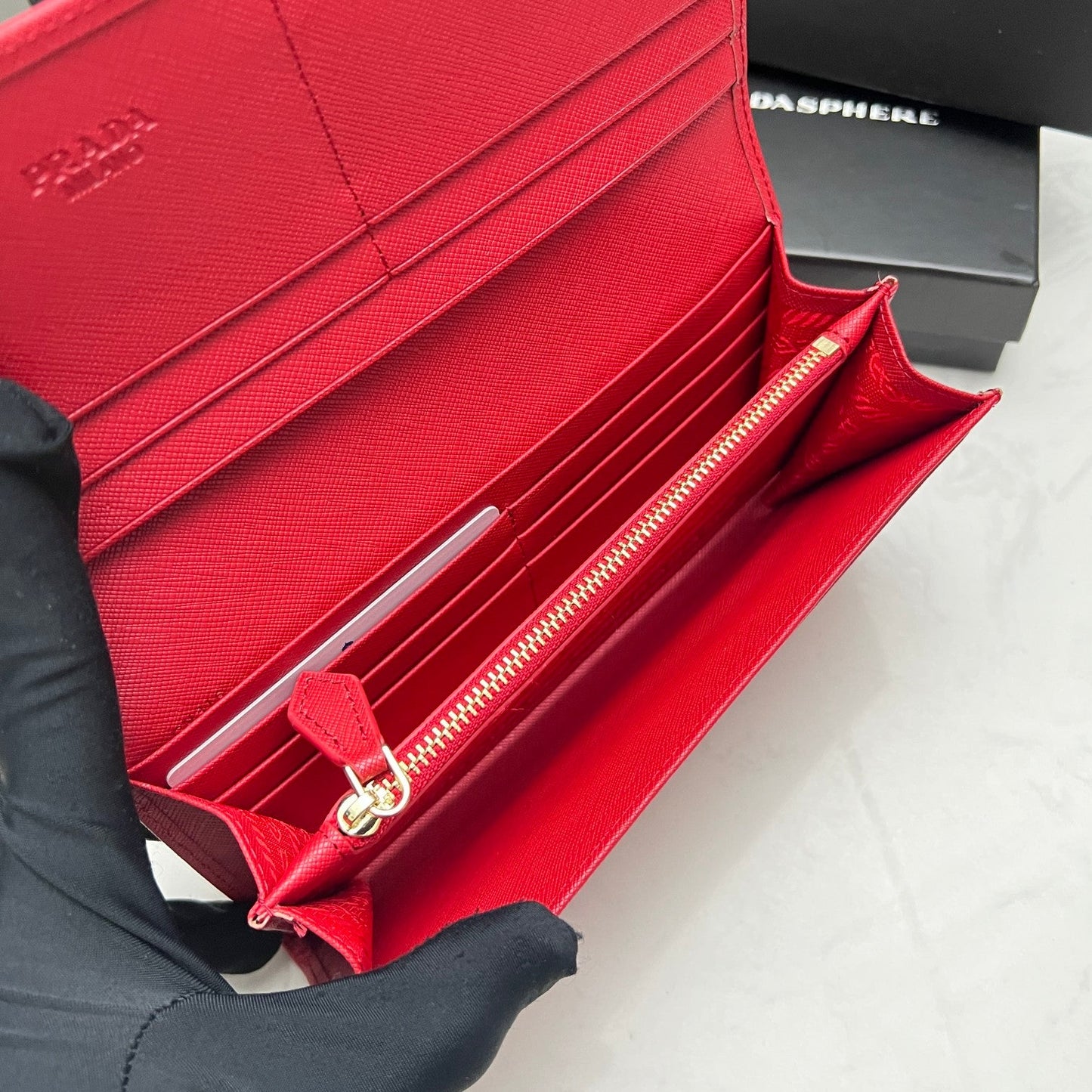 【プラダ】シンプル&モダン サフィアーノレザーの新定番 今だけ特価