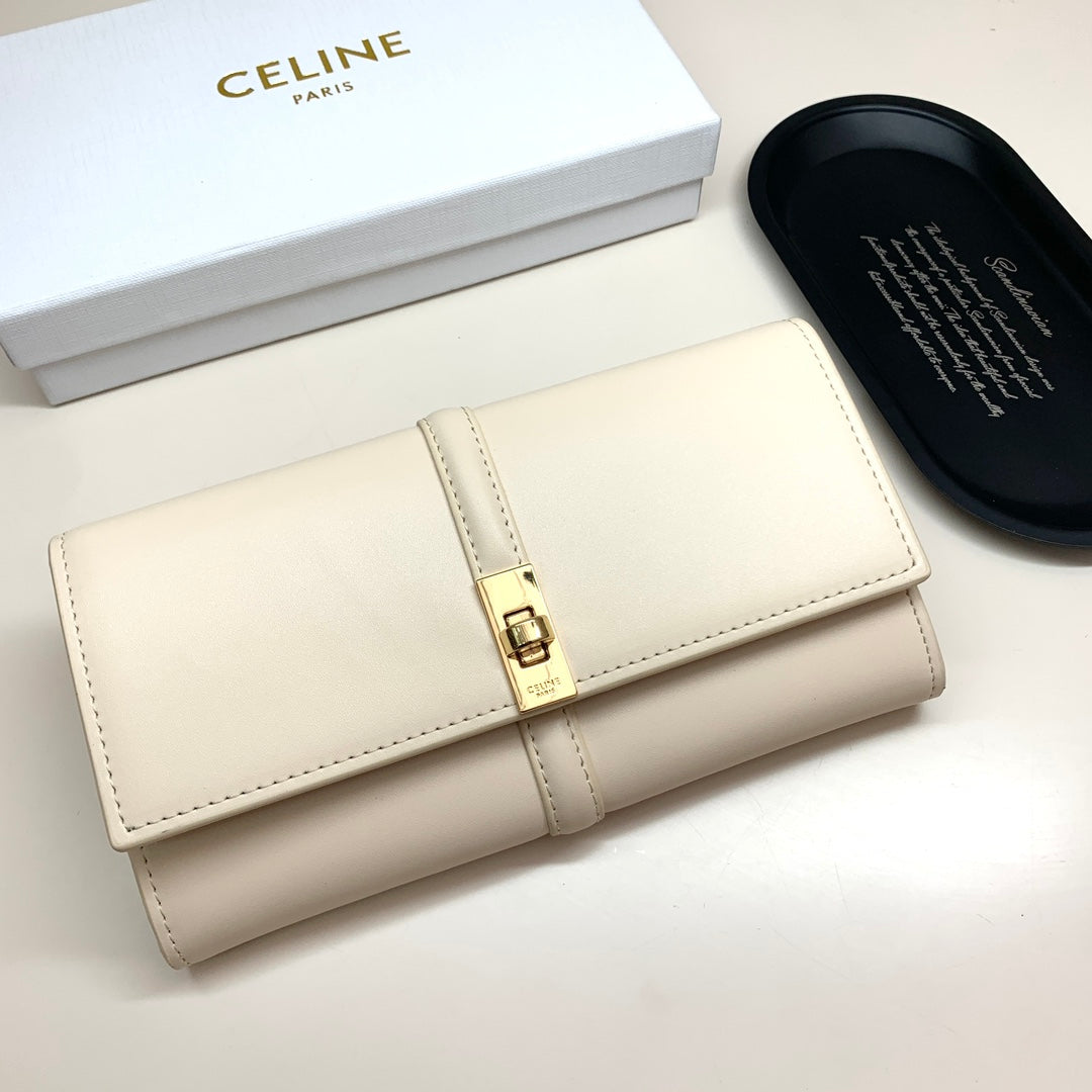【セリーヌ】 使いやすいデザイン大人女子の必需品！