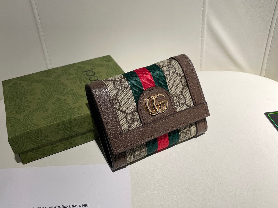 【グッチ】 個性派！超薄デザインの短財布 持ち運び便利