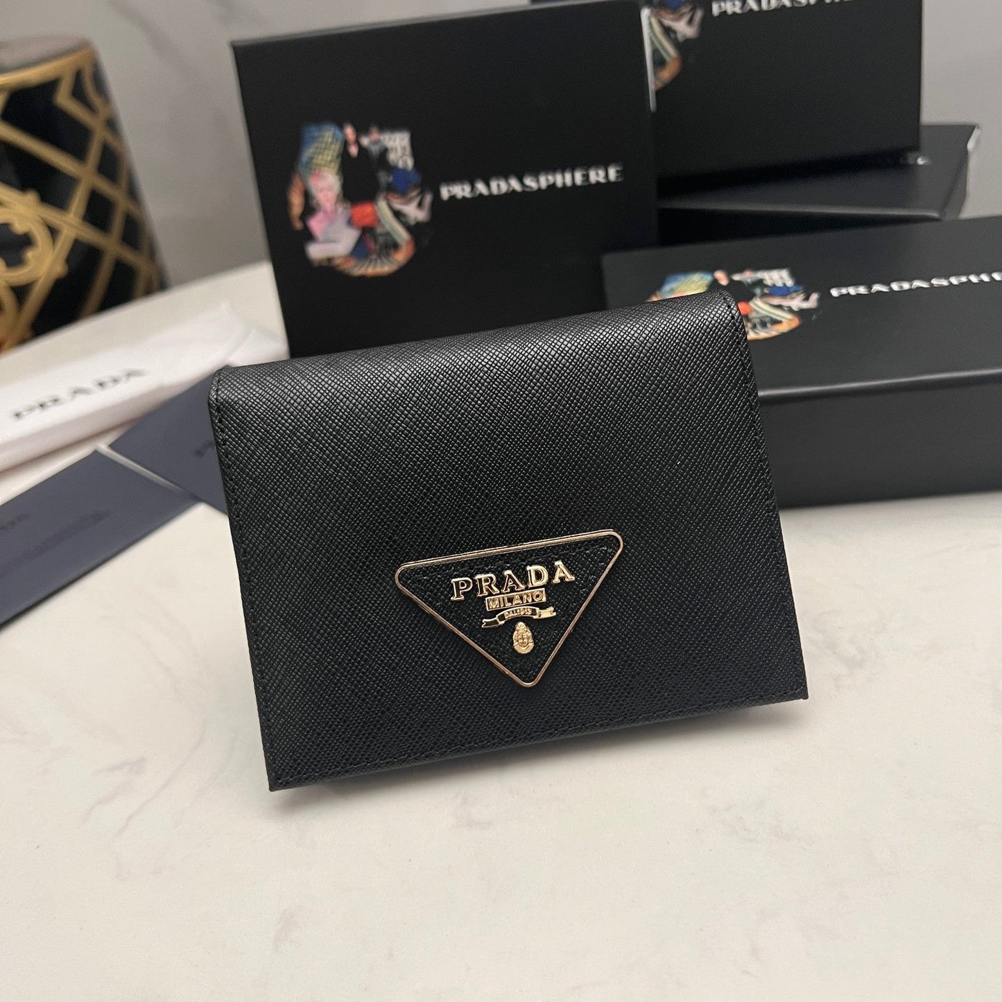 【プラダ】サフィアーノレザー使用 三角ロゴコインパース 春限定カラー展開中