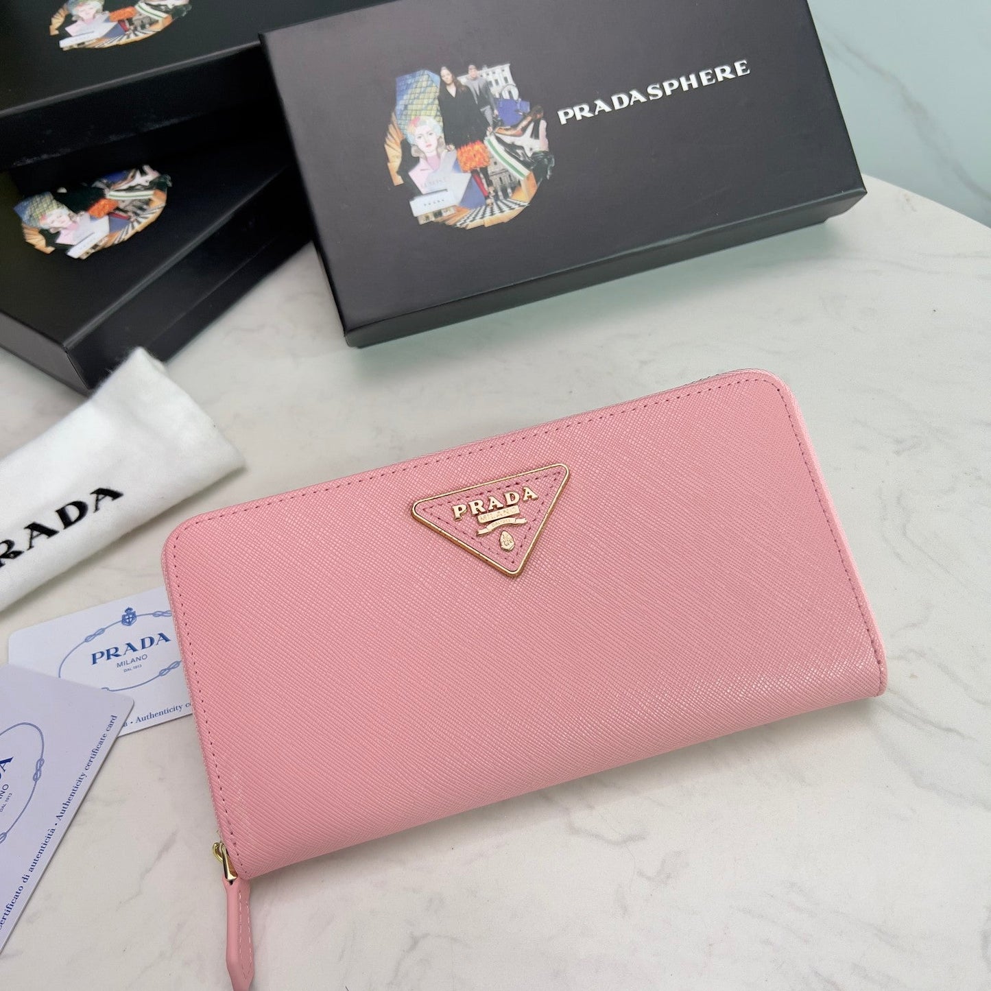 【プラダ】三角ロゴが光る 定番ジッパー長財布 上品な定番モデル