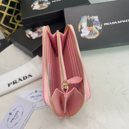 【プラダ】三角ロゴが光る 定番ジッパー長財布 上品な定番モデル