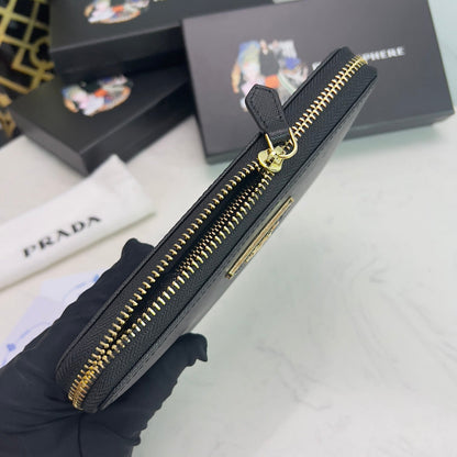 【プラダ】三角ロゴが光る 定番ジッパー長財布 上品な定番モデル